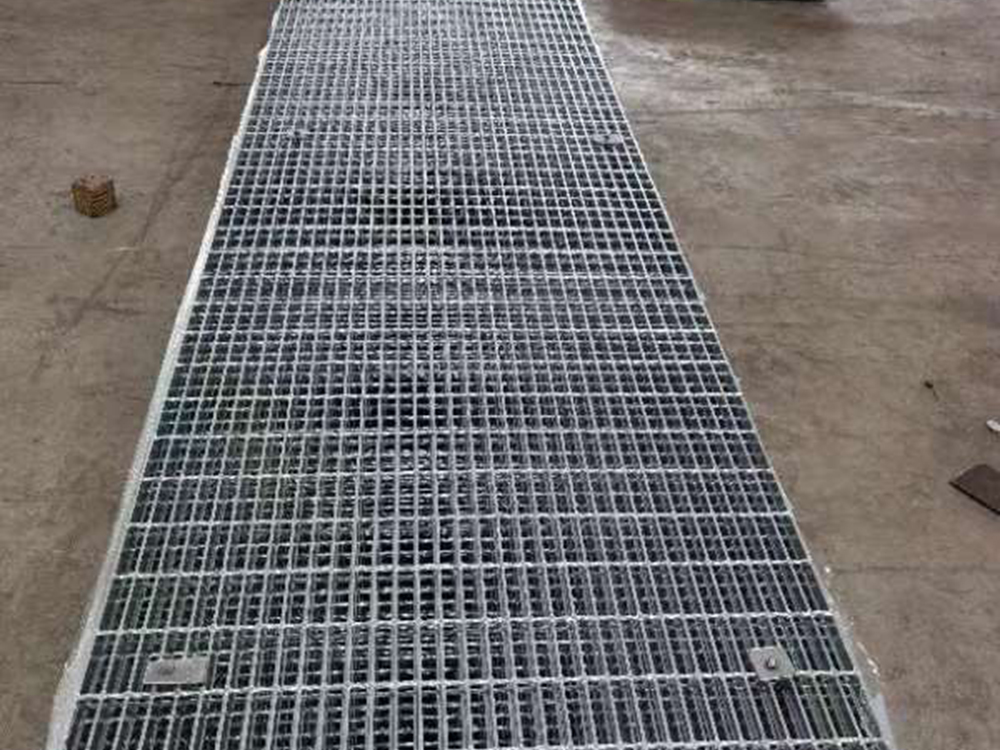 Seamless Steel Grate Flooring: Strength and Functionality