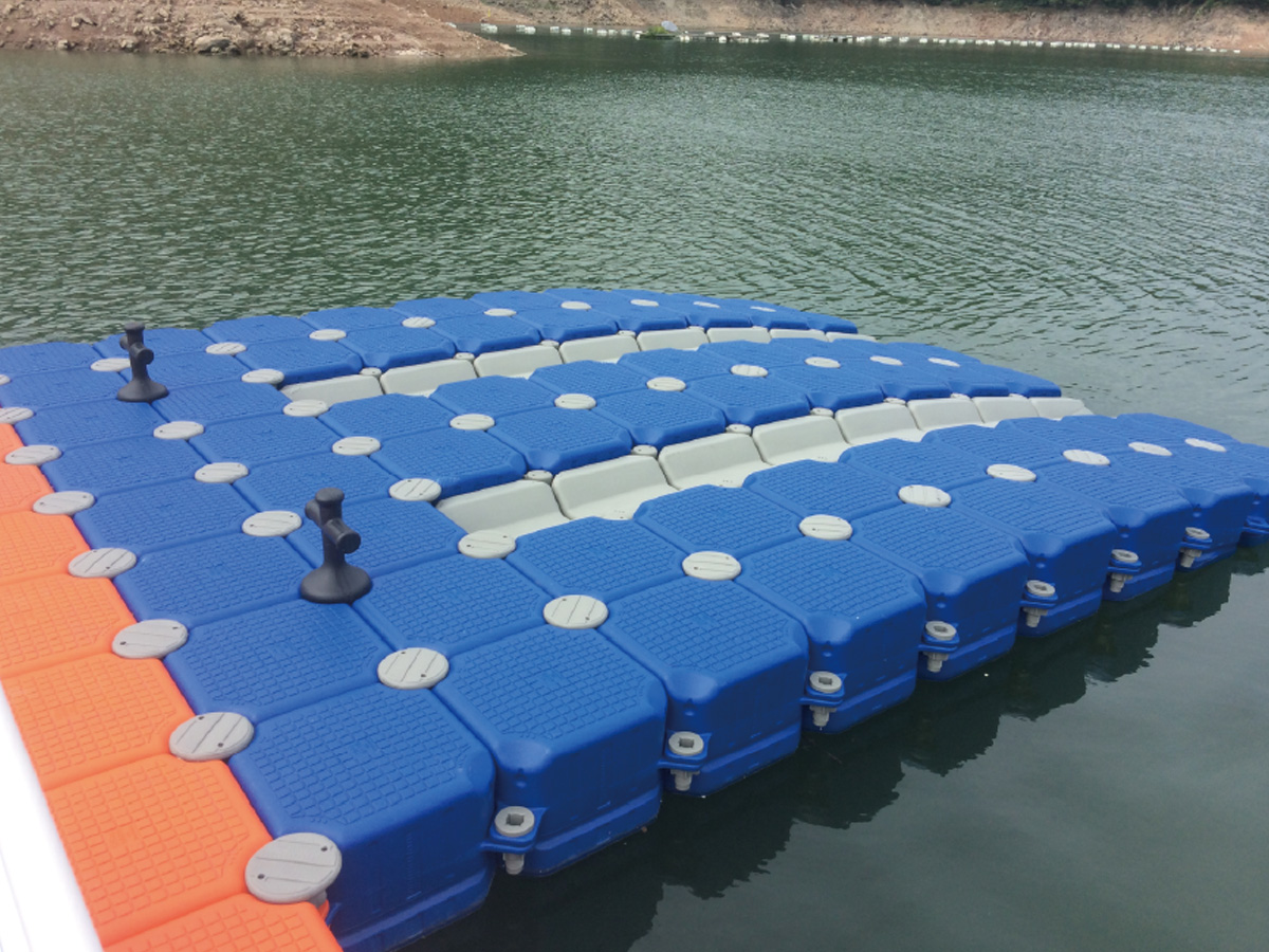 Extrusion blow molding machine for HDPE floating solar planel